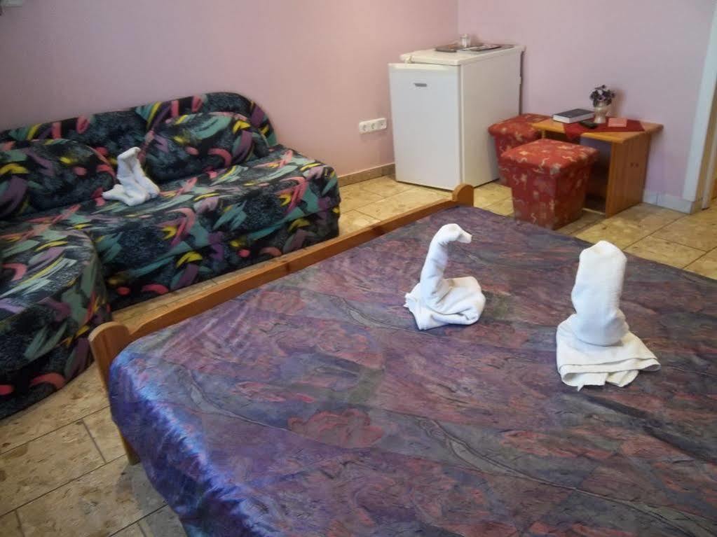Márvány Panzió Hajdúszoboszló Esterno foto