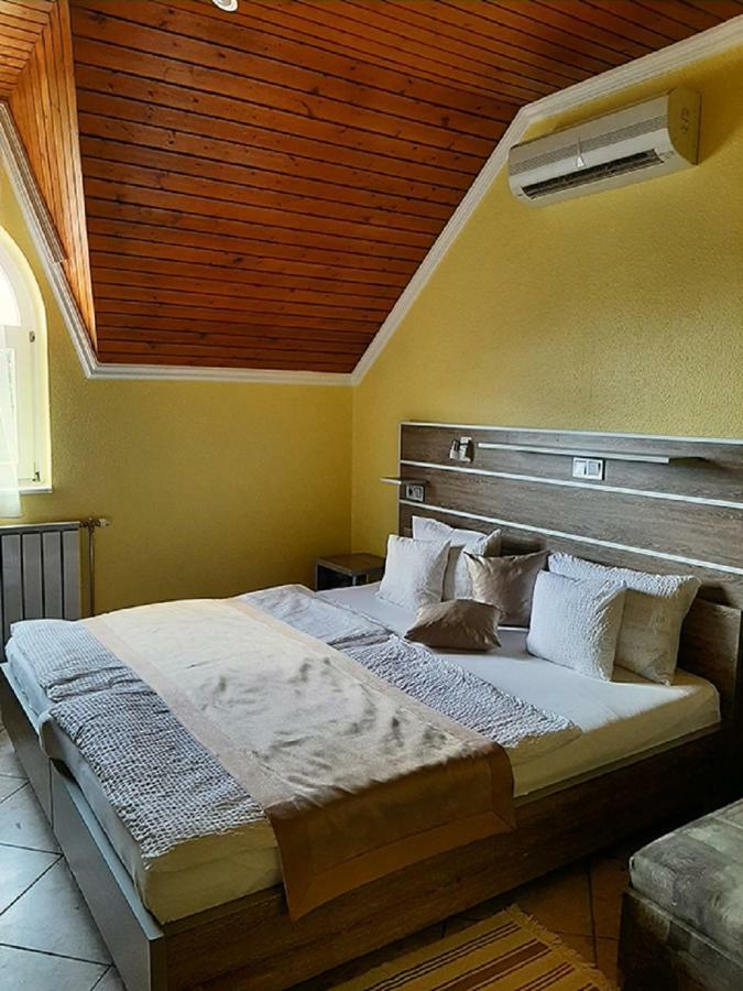 Márvány Panzió Hajdúszoboszló Esterno foto