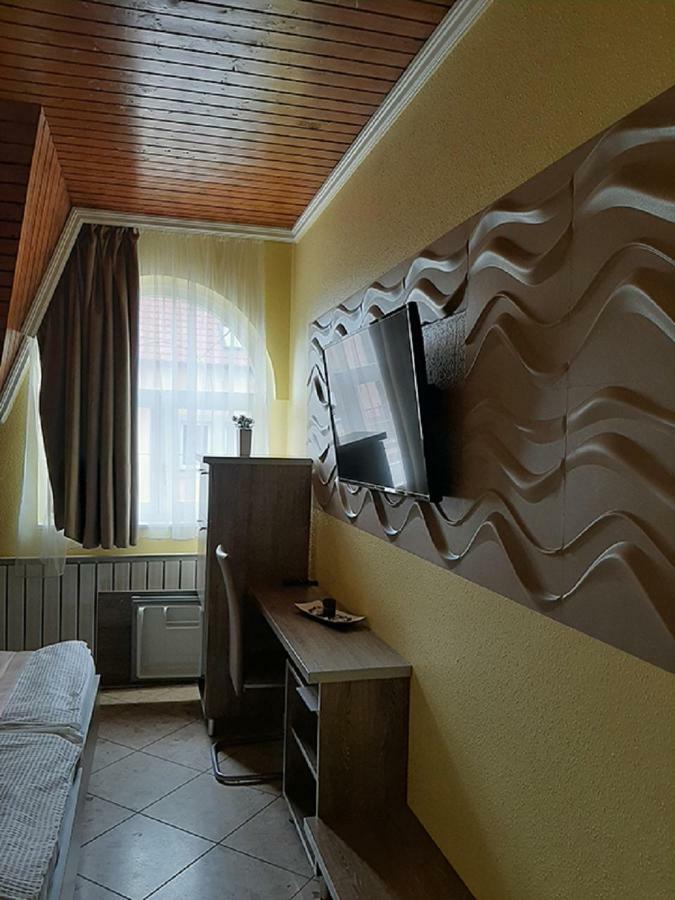 Márvány Panzió Hajdúszoboszló Esterno foto
