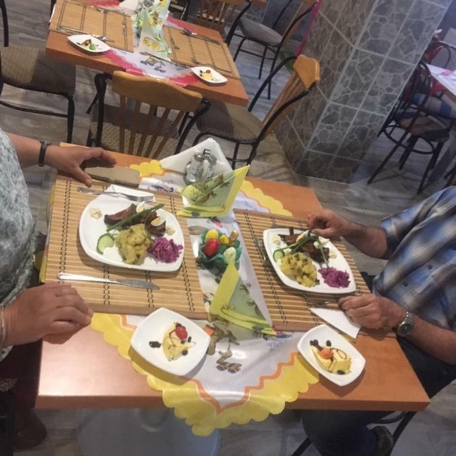 Márvány Panzió Hajdúszoboszló Esterno foto