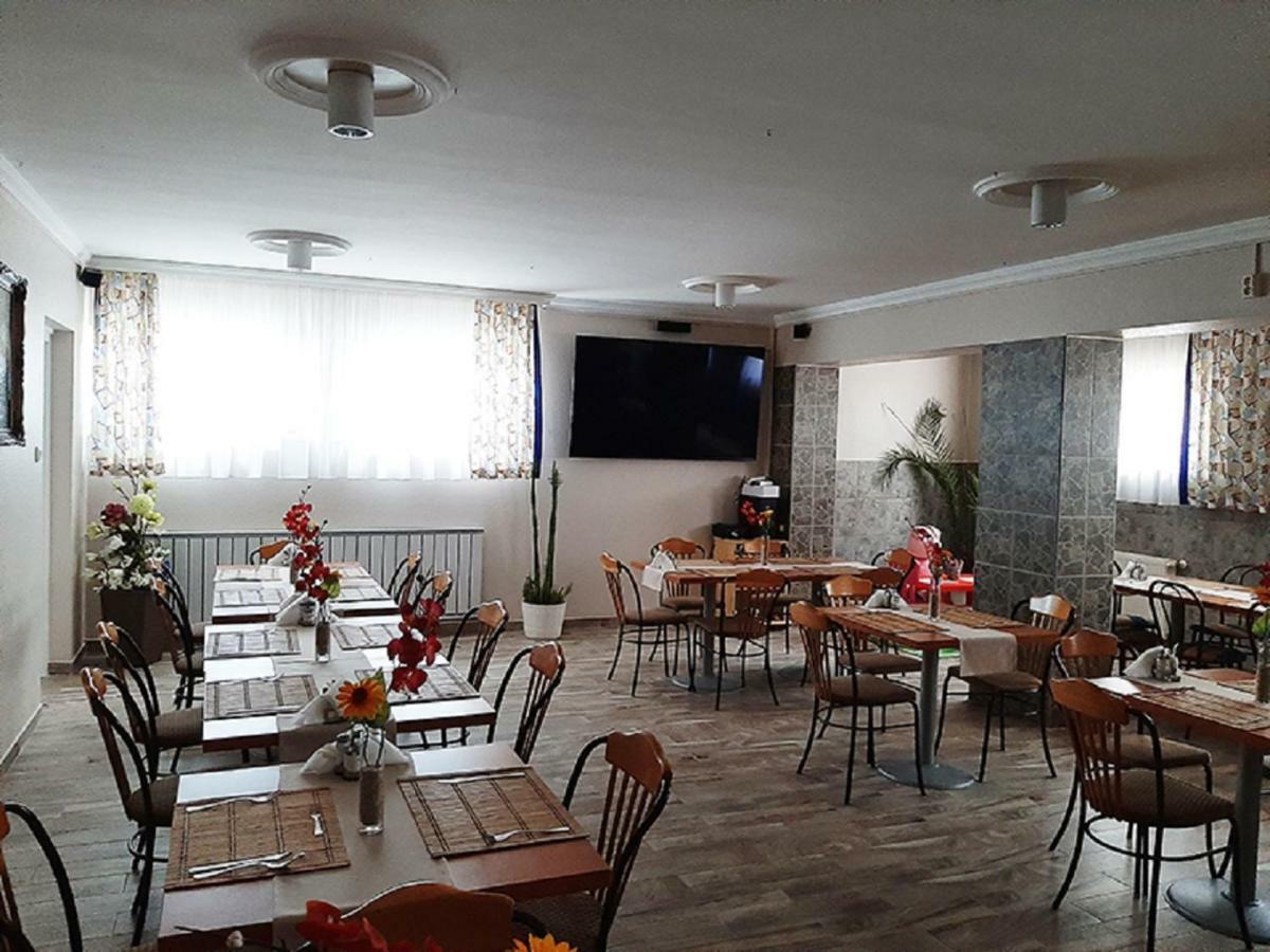 Márvány Panzió Hajdúszoboszló Esterno foto