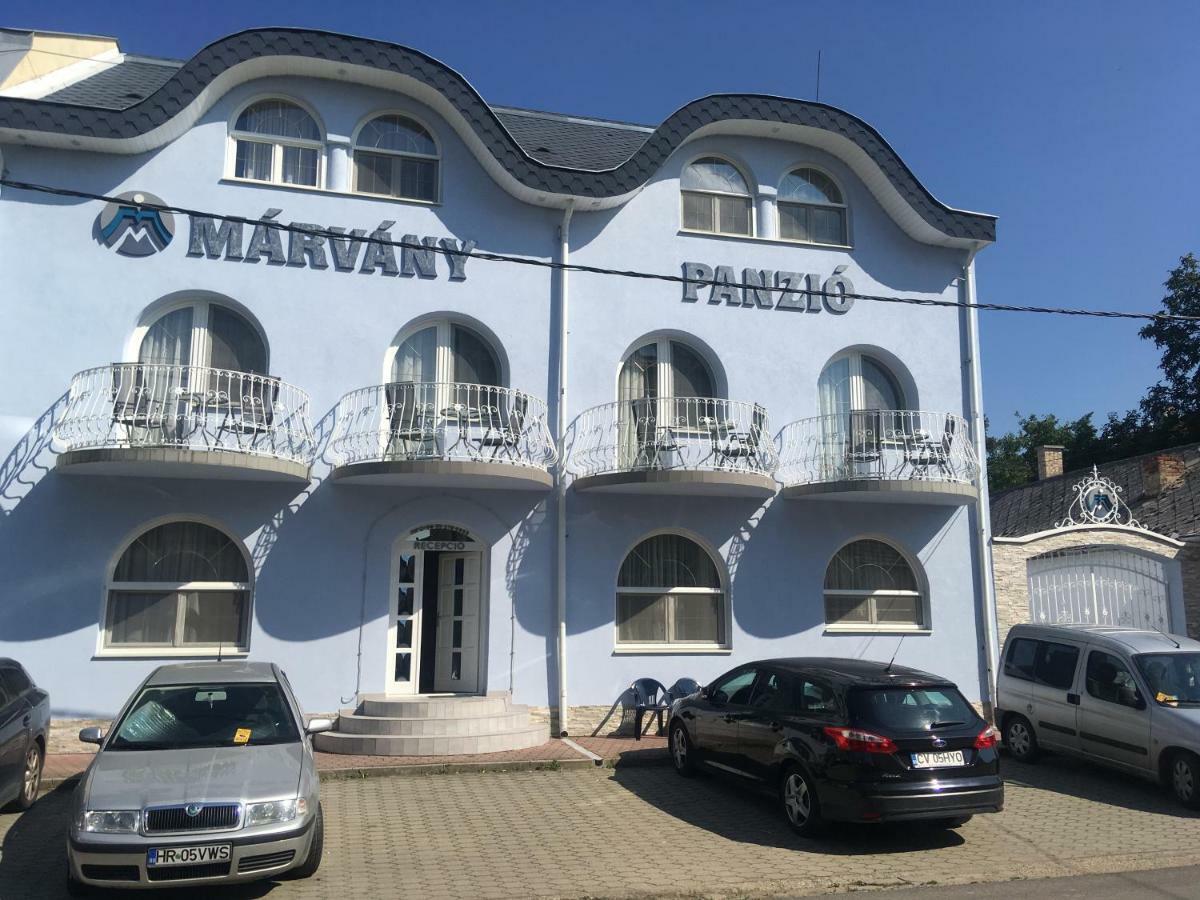 Márvány Panzió Hajdúszoboszló Esterno foto