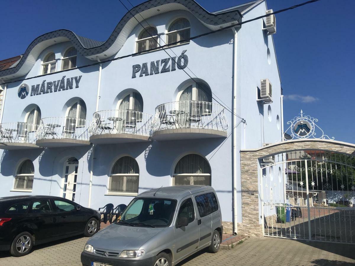 Márvány Panzió Hajdúszoboszló Esterno foto